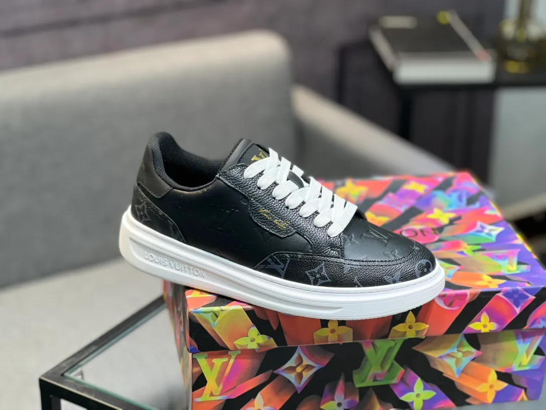 Men's Men's Shoes 💰540 LV Louis Vuitton. The latest fashionable casual shoes are popular in physical stores. The new spring and summer comfortable imported custom patent leather plus cowhide, cowhide mesh, and unique jacquard fabric element design. With sheepskin lining, Lv original base, [sun][sun] high-end packaging and high quality💪Details determine quality, welcome to compare🇮🇹Code number 38-44, 45 can be customized